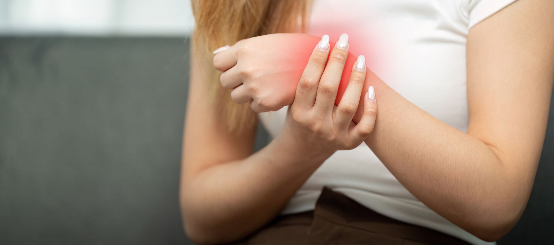 抱寶寶抱到手麻？ 3 招教你舒緩媽媽手、遠離產後痠痛