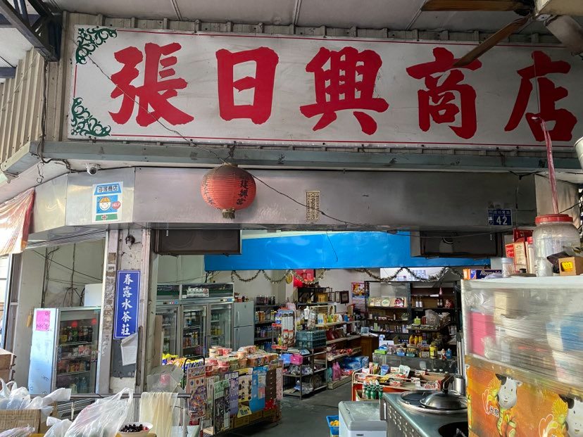 餓不死的幽默感,與一切發生在烏日小鎮上的百年孤寂