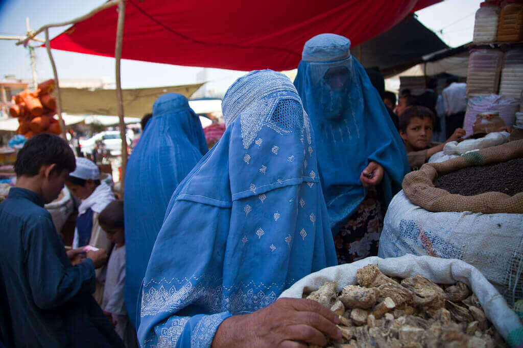 《塔利班與女裁縫》：外界遺忘、貧窮破碎的阿富汗，法律邊緣下求生的創業婦女