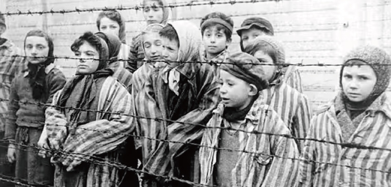 《穿條紋衣的男孩》：集中營、鐵絲網、條紋衣、毒氣室