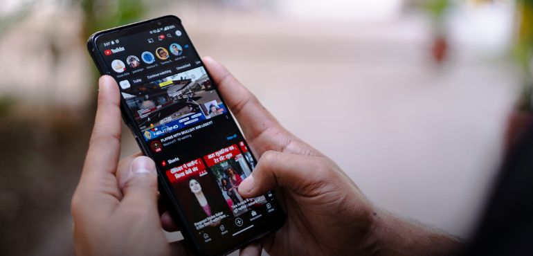 YouTube 假訊息與仇恨言論：《影音巨獸》揭露平台背後的社會危機
