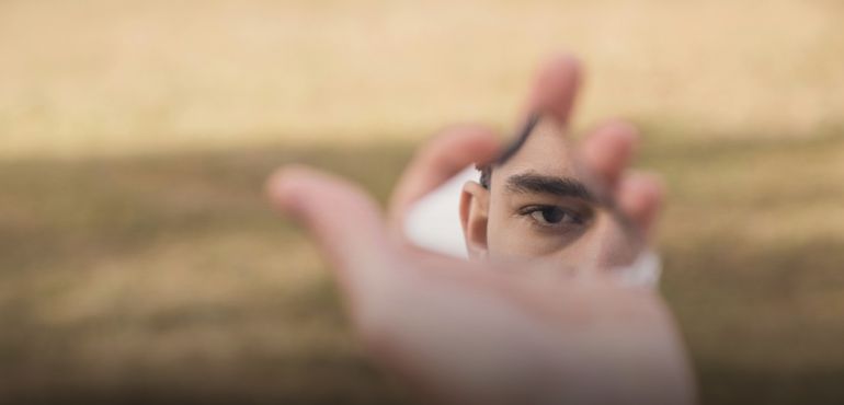 別讓他人眼光綁架人生,擺脫「聚光燈效應」下的認知陷阱