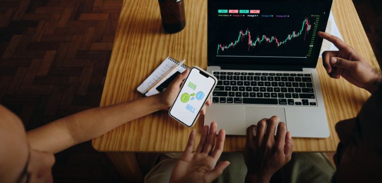 股市一跌就心慌意亂？五大原因揭開你為何忍不住跳船