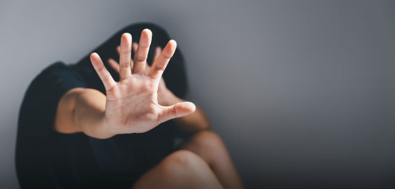 遇到家暴怎麼辦？怎樣算家暴？記住這 3 種保護令，好好守住自己！