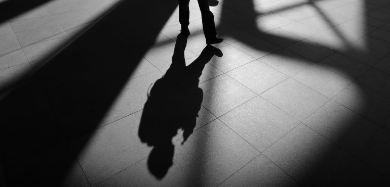 與你的「陰影水怪」共處:榮格揭示情緒爆發背後的心理機制