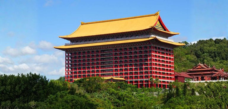 前臨基隆河、後倚陽明山，那座深藏許多幕後故事的紅房子