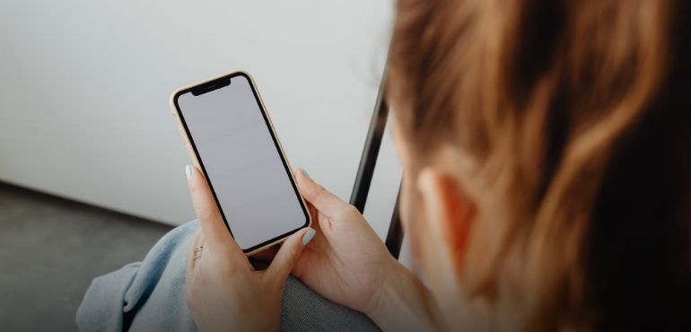 滑手機、短影音讓你「腦腐」？用這 6 個方法減少分心、找回大腦專注