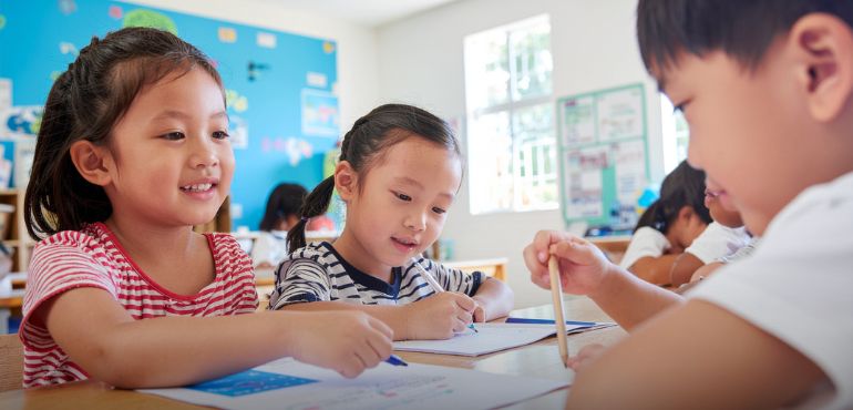 幾歲開始學英語最好？研究：0-7 歲是語言學習的「黃金時期」！