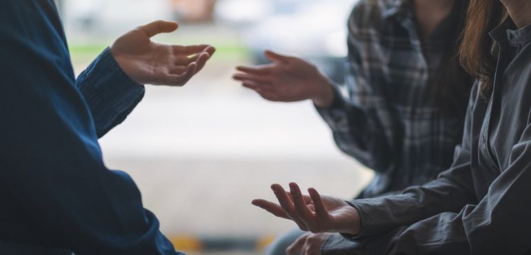 別再急著給答案！傾聽前先注意這 3 件事，拉近雙方距離！