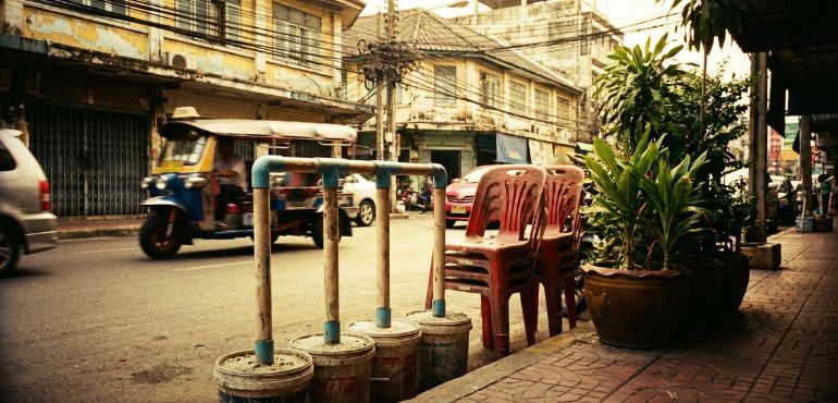 曼谷街頭停車大戰──從塑膠椅到水泥柱，圖解泰式風格的占位美學