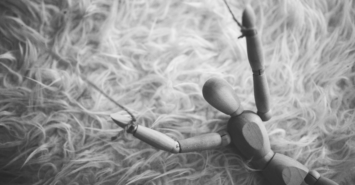 是自我成長還是心理控制?拆解心靈課程如何利用言語羞辱,操縱你的心智